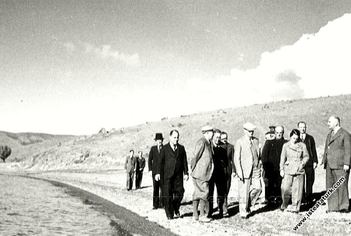 Atatürk Doğu Anadolu Gezisinde, Malatya'dan Diyarbakır'a giderken mola verilen Hazar Gölü kıyısında incelemelerde bulunuyor. (14 Kasım 1937)