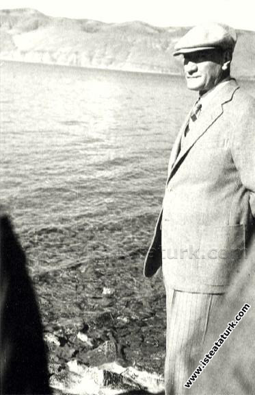 Atatürk Doğu Anadolu Gezisinde, Malatya'dan Diyarbakır'a giderken mola verilen Hazar Gölü kıyısında incelemelerde bulunuyor. (14 Kasım 1937)