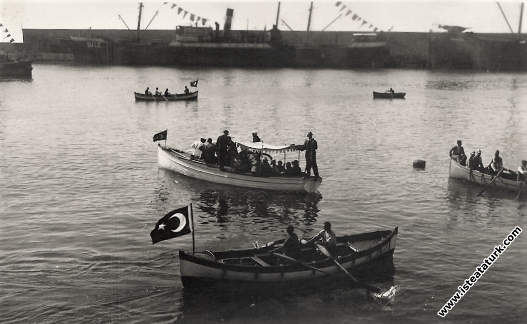 Mustafa Kemal Paşa'nın Zolguldak'a gelişinde limana çıkışı. (26 Ağustos 1931)